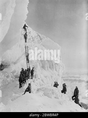 Wo Wintersport im Juli genossen werden. Ein bemerkenswertes Bild des Rainier National Park, Washington, USA zeigt Mittsommerbesucher auf einer spektakulären Eisformation in der Nähe des Gipfels des Mount Rainier. Juli 1926 Stockfoto