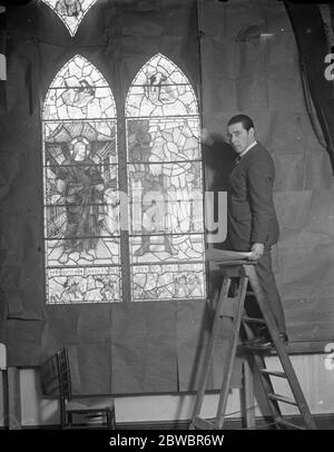 Memorial Fenster zu großen amerikanischen Schauspieler in London gemacht . Ein Buntglasfenster wird in Kürze in der Kirche der Verklärung, New York, zum Gedenken an Joseph Jefferson, den amerikanischen Schauspieler enthüllt werden. Das Fenster wurde von James Powell und Sons, London entworfen und ausgeführt. Herr James Hogan , der Designer , macht seine abschließende Untersuchung des Fensters im Londoner Studio . 14. Januar 1925 Stockfoto