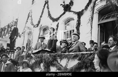 Lord Balfour' s Empfang in Tel Aviv, Palästina. Dr. Bogarchow, Direktor der Realschule von Tel Aviv, hielt die Eröffnungsrede beim Empfang an Lord Balfour. Lord Balfour sitzt neben Frau Dizengoff , der Bürgermeisterin von Tel Aviv. Herr N Sokolow , stellvertretender Präsident der zionistischen Weltsorginisierung, steht ganz rechts im Bild. April 1925 Stockfoto