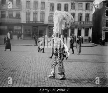 Faschingsdienstag Karneval in Binch in Binch eine der malerischen Figuren 25 Februar 1925 Stockfoto