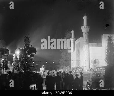 Wunderbare Nachtaufnahme in Wembley . British Empire Ausstellung gefilmt von Home Made Sunlight . Ein interessiertes Publikum vor dem Indian Pavilion, während der Dreharbeiten. Bis 18. August 1924 Stockfoto