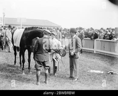 Ein leichter Sieg für Donoghue auf " Manna " in den 2000 guineas Donoghue entsattelt Manna nach dem Sieg des Rennens 30 April 1925 Stockfoto