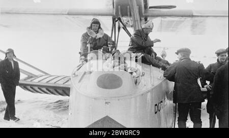 Geheimnis von Amundsen , erste Fotos vom Start der Amundsen Ellsworth Polarflug Ellsworth ' s Flugzeug , N24 bereit zu starten . Ellsworth vorne, Dietrichsen im Pilotensitz und Omdal der Mechaniker rechts am 17. Juni 1925 Stockfoto