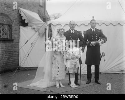 Marine Lieutenant vermählt Hinteradmiral 's Tochter. Die Ehe zwischen LT H Salisbury Squance, RN, und Miss B Sheen, fand in St. John 's, West Byfleet. Braut und Bräutigam mit dem besten Mann und Seite. Dezember 1924 Stockfoto