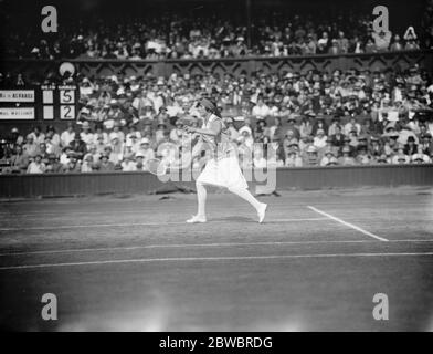 Spanisch chamion erreicht Finale . Senorita D ' Alvarez , die spanische Champion besiegte Frau Mallory U S A im Halbfinale der Damen Singles in Wimbeldon , und wird nun treffen Frau Godfree ( England ) im Finale . Senorita d ' Alvarez im Spiel gegen Frau Mallory . Juli 1926 Stockfoto