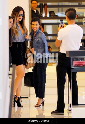 Khloe Kardashian trägt ihre Ringe beim Einkaufen mit Schwester Kourtney Kardashian in Beverly Hills, CA 17. Oktober 2013 Stockfoto