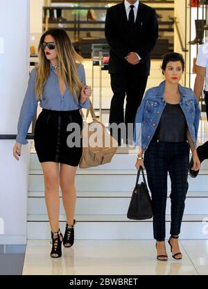 Khloe Kardashian trägt ihre Ringe beim Einkaufen mit Schwester Kourtney Kardashian in Beverly Hills, CA 17. Oktober 2013 Stockfoto