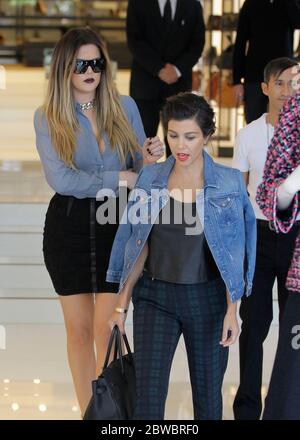 Khloe Kardashian trägt ihre Ringe beim Einkaufen mit Schwester Kourtney Kardashian in Beverly Hills, CA 17. Oktober 2013 Stockfoto