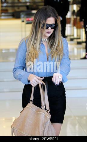 Khloe Kardashian trägt ihre Ringe beim Einkaufen mit Schwester Kourtney Kardashian in Beverly Hills, CA 17. Oktober 2013 Stockfoto