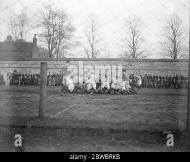 Der Prinz von Wales in Winchester College. Das Fußballspiel im Gange . November 1923 Stockfoto