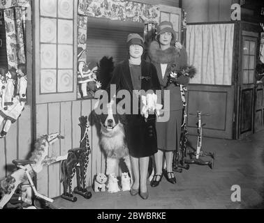 Herzogin von Atholl eröffnet jährliche Weihnachtsmesse in der Central Hall. Lady Diana Bridgeman (links) und die Hon Diana Fellowes. 30. November 1926 Stockfoto