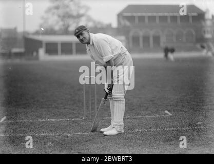Südafrikanische Cricketspieler üben am ovalen Philip Albert Myburgh reicht einen rechtshändigen Schlagmann, der seine Position an der Falte 26 April 1924 nimmt Stockfoto