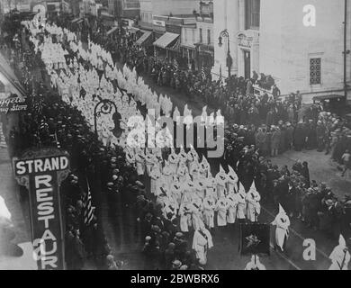 Ku Klux Klan Parade in New Jersey am Waffenstillstandstag. Mehrere tausend klansmen in der Roten Bank, N J, in der lokalen Waffenstillstandfest Feier marschierten. Einige der Demonstranten . 21. November 1925 Stockfoto