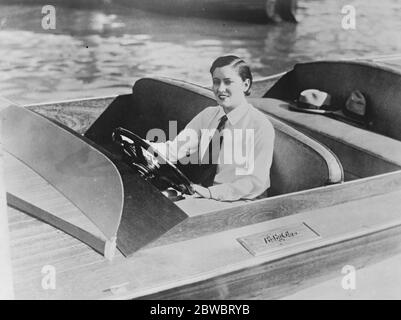Gloria Swanson Geschwindigkeit Bootfahren in Flamingo Hafen, Miami Beach, Florida. 13 Februar 1926 Stockfoto
