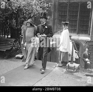 Nur Sohn auf dem verstorbenen Lord Walter Gordon, Lennox Weds Mr Victor Gordon Lennox nur Sohn der Dame Walter Gordon Lennox und Lady Walter Gordon Lennox, und Frau Dorothy Bridge, wurden in der Kapelle Royal verheiratet, Savoy 12 Juli 1923 Stockfoto