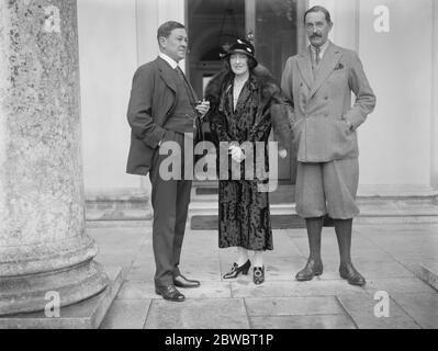 Imperial Konferenz Haus Party in Broadlands . Interessante Sammlung bei Colonel und Frau Wilfred Ashley 's schöne Land Sitz in Hampshire. Von links nach rechts: Senator, der Hon R V Wilson (Minister für Gesundheit und Migration Commonwealth of Australia) Frau Wilfred Ashley, Oberst Wilfred Ashley (Parlamentarischer Sekretär des Ministeriums für Verkehr). 21. Oktober 1923 Stockfoto