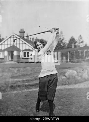 Vorbereitung für die Mädchen-Golf-Meisterschaft in Stoke Poges Miss Jean Farquhar 13 September 1923 Stockfoto