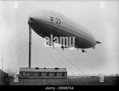 Erste Aufnahme von R 33 als einplanen Träger. Es ist nun bekannt, dass eine Luftfahrtindustrie-Entwicklung von markierter Interst in Verbindung mit der R 33 getestet wird. Das große Luftschiff wurde mit einem Gerät ausgestattet, das es ermöglicht, ein D H 53 leichter Eindecker am Luftschiff zu befestigen und von ihm im Flug abzuwerfen. Auch auf dem Landemast stehen 13. Oktober 1925 Stockfoto
