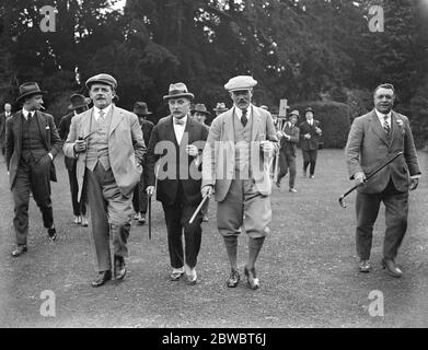 M Herriot , französischer Premier, besucht Herrn MacDonald bei Chequers die beiden Premiers gehen auf einen Spaziergang bei Chequers 22 Juni 1924 Stockfoto