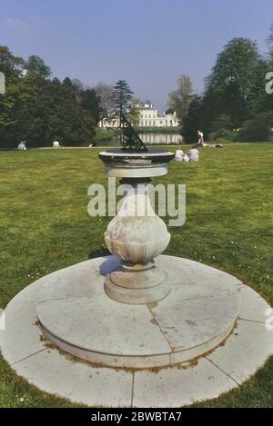 Sonnenuhr von Queen Mary gekauft. Frogmore House & Gardens, Windsor, Berkshire, England, Großbritannien Stockfoto