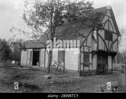 Kampf für 600 Jahre alte Hütte . Aufgrund der öffentlichen Geist des Epsom Council , die historische Pre Tudor Hütte in Cheam , Wurde vor dem amerikanischen Markt gerettet und ist als öffentliches Gebäude erhalten und als Pfarrgemeinderat Büros in Cheam verwendet werden die 600 Jahre alte Struktur musste eine Entfernung von 50 Yards verschoben werden, aufgrund von Verbesserungen in der benachbarten Autobahn. Die Aufgabe ist gerade abgeschlossen und qualifizierte Arbeiter ersetzen die massiven Eichenbalken des Innenraums 5. Januar 1923 5. Januar 1923 Stockfoto