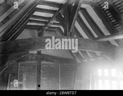 Kampf für 600 Jahre alte Hütte . Epsom Rural District Council aus bieten Amerika das Innere der Dachstruktur , zeigt die immense Stärke der Hölzer 5 Januar 1923 Stockfoto