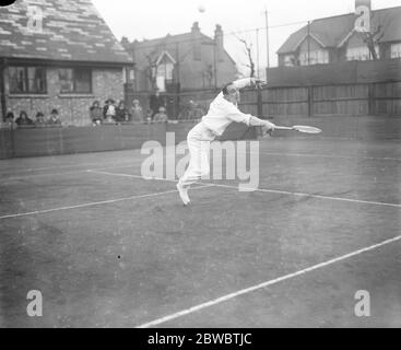Rasen-Tennis-Turnier im Magdalenpark . R Lycett im Spiel in den Gents Singles . April 1925 Stockfoto