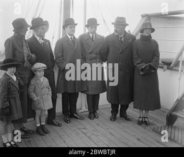 Sir James O'Grady reist nach Tasmanien Sir James O'Grady hat mit seinen Töchtern und Enkeln kurz vor der Abfahrt des Schiffes von Tilbury am 15. November 1924 an Bord der 'Orama' fotografiert Stockfoto