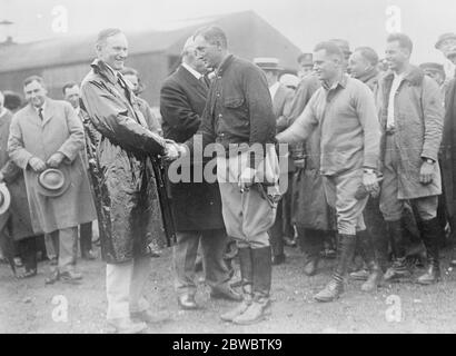 Präsident Coolidge gratuliert American World Flyers Präsident Coolidge ( links ) und der Minister für Krieg , Herr Weeks , gratuliert den amerikanischen rund um die Welt Flyer auf ihre Ankunft in Bolling Field , Washington 16 September 1924 Stockfoto