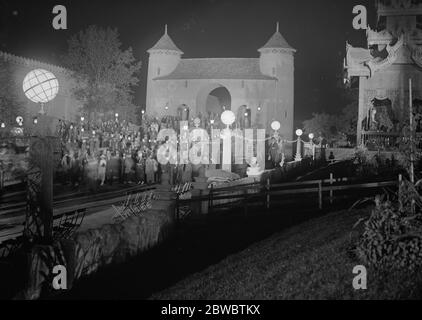 Wunderbare Nachtaufnahme in Wembley . British Empire Ausstellung gefilmt von Home Made Sunlight . Vergangenheit und Gegenwart: Die Old London Bridge leuchtete während der Dreharbeiten auf. Bis 18. August 1924 Stockfoto