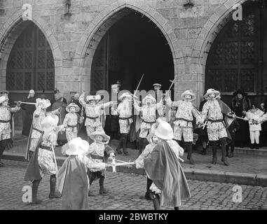 Faschingsdienstag Karneval in Binch in Binch Tanzen vor dem Rathaus 25. Februar 1925 Stockfoto