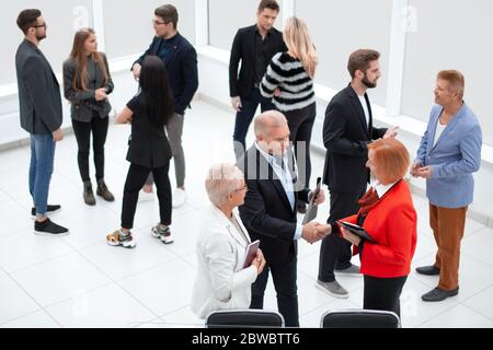 Handshake-Geschäftspartner bei einem Treffen nach Investitionsvereinbarung Stockfoto