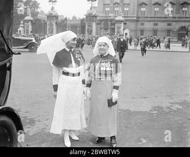 König hält Investitur am Buckingham Palace . Matron in Chief Florence Hodgins (links) der Armee Krankenpflege Service, und Miss M MacLean, der indischen Krankenpflege Service, verlassen. Juli 1925 Stockfoto