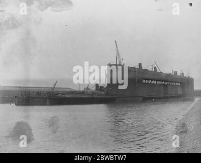 Um deutsche Kriegsschiffe bei Scapa Flow zu retten, übergab man deutsche U-Boot-Dock, umgebaut zu Hebezwecken, Segel aus Queenborough für Einsatzort im Zusammenhang mit der Bergung versunkener deutscher Kriegsschiffe bei Scapa Flow, Ein großer deutscher U-Boot-Dock an die Verbündeten übergeben wurde zum Zweck der Erhöhung der versenkten Kriegsschiffe umgebaut 23 April 1924 Stockfoto