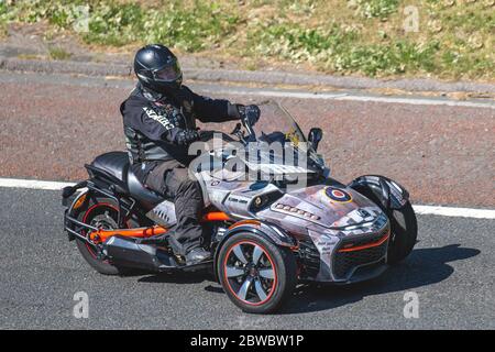 Customized Spyder Cam 2000 Trike zusammen Manchester; Motorrad-Fahrer; dreirädrigen Transport, Motorräder, Fahrzeug, Fahrräder, 3 Wheeler, Trike, Dreirad, 3 Rad Motorrad, Trikes Motorräder, dreirädrige Motorrad Straßen, Motorräder, Motorrad-Fahrer fahren auf der Autobahn M6 Chorley, UK Stockfoto