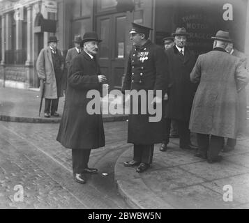 Eton College Master gewinnt Windsor. Herr A A Somerville (Konservative) und Eton Master, besiegten Herrn C B Crisp (Liberale) in der Windsor Division of Bucks. Sergej Brooks , VC , gratuliert Herrn Somerville nach der Wahl . 7. Dezember 1923 die Parlamentswahlen 1923 im Vereinigten Königreich fanden am Donnerstag, den 6. Dezember 1923, statt. Die Konservativen, angeführt von Stanley Baldwin, gewannen die meisten Sitze, aber Labour, angeführt von Ramsay MacDonald, und H. H. Asquiths wiedervereinte Liberale Partei, erlangten genug Sitze, um ein hänges parlament zu produzieren. Es war die letzte britische Parlamentswahl, bei der eine dritte Partei (die Liberalen) mehr gewann Stockfoto