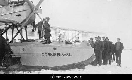 Mystery of Amundsen , erste Fotos vom Start des Amundsen Ellsworth Polarflug macht Amundsen ' s Flugzeug N 25 bereit für den Start . Riiser Larsen wird gesehen, wie er seinen Platz im Cockpit 17 Juni 1925 nimmt Stockfoto