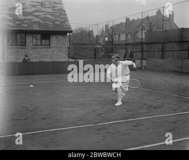 Magdalen Park Rasen Tennis Turnier. Miss Joan Fry im Spiel in den Damen Singles . April 1925 Stockfoto