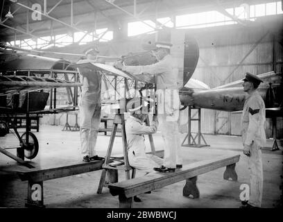 Air Commodore Steel stattete dem RAF Cadet College in Cranwell einen Besuch ab. Kadetten, die ihre Abschlussprüfung in Takelage der Heckebene des Flugzeugs. 19 Dezember 1923 Stockfoto