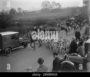 Eröffnung Treffen der Quorn Jagd am Kirby Tor . Hunde führen das Feld . 10. November 1924 Stockfoto