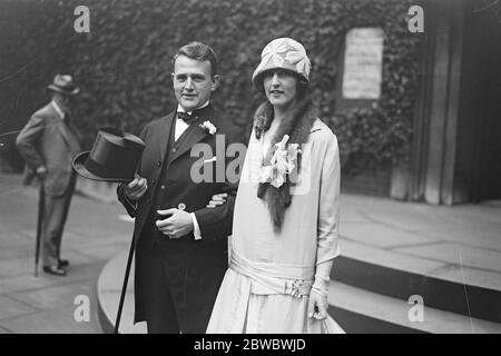 U S Rechtsanwalt heiratet in London die Hochzeit fand am Dienstag in St Paul ' s Kirche, Covent Garden of Major J Kennedy White und Miss Hodgkinson. Major White war früher Assistant U S Attorney in New York und hat kürzlich die US-Regierung in verschiedenen Legierungen in Europa vertreten und ist jetzt Richter Advocate 1 September 1925 Stockfoto