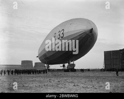 Erster Flug eines britischen Luftschiffes seit über drei Jahren. R33 verlässt das Flugplatz Cardington. April 1925 Stockfoto