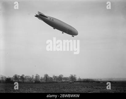 Erster Flug eines britischen Luftschiffes seit über drei Jahren. R33 verlässt das Flugplatz Cardington. Die R33 auf dem Weg nach Pulham. April 1925 Stockfoto