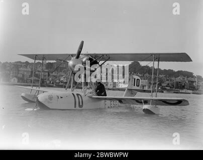 Schneider Cup Rennen in Cowes . Der Royal Aero Club führte die Navigierbarkeit und Wasserdichtigkeit Tests bei Cowes , der Maschinen, die an der Schneider International Seaplane Race . Latham LI ( Frankreich ) pilotiert von M Duhamel . 27. September 1923 Stockfoto