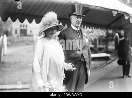 Der ehemalige Oberbürgermeister von London, die mit T Vansittart Bowater, Bart, M. P. und Frau A Coysgarne SIM verheiratet waren, wurden am 12. August 1925 in der Savoy Chapel verheiratet Stockfoto