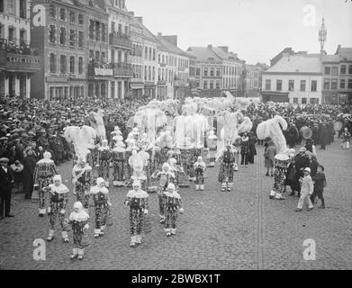 Faschingsdienstag Karneval in Binch in Binch einige der malerischen Figuren 25 Februar 1925 Stockfoto