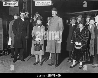 Neuer britischer Botschafter kommt in Berlin an. Sir R Lindsay , der neue britische Botschafter in Deutschland, fotografierte mit Lady Lindsay bei seiner Ankunft in Berlin am 2. November 1926 Stockfoto