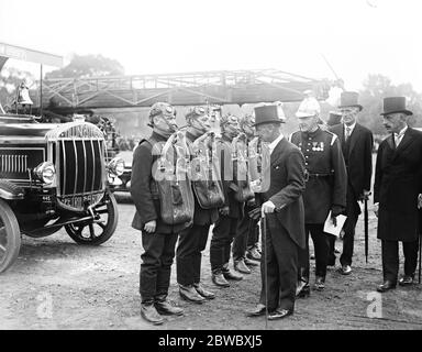 Admiral Jellicoe inspiziert die Londoner Feuerwehr im Victoria Park. Admiral Jellicoe inspiziert Männer der Brigade . 11 Juli 1925 Stockfoto