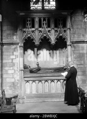 Am Grab von John Gower in Southwark Cathedral: Gedenkgottesdienst für Dichter und einen Fonds für die Wiederherstellung des Gewebes erhoben gehalten werden. Das Kapitel der Southwark Kathedrale ist die Erhebung eines Fonds, um das Grab von John Gower, der Dichter, ein Zeitgenosse und Freund von Chaucer wiederherzustellen. Das Grab ist in einem schlechten Zustand der Desrepair. Am Grab von John Gower. Oktober 1925 Stockfoto