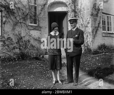 Senatore Marconi 's Besuch in Cornwall. Senatore Marconi und Miss Elizabeth Paynter, Tochter des Col und Frau Paynter, fotografiert in Boskenna, der Col 's Residenz in Cornwall. 13. April 1925 Stockfoto